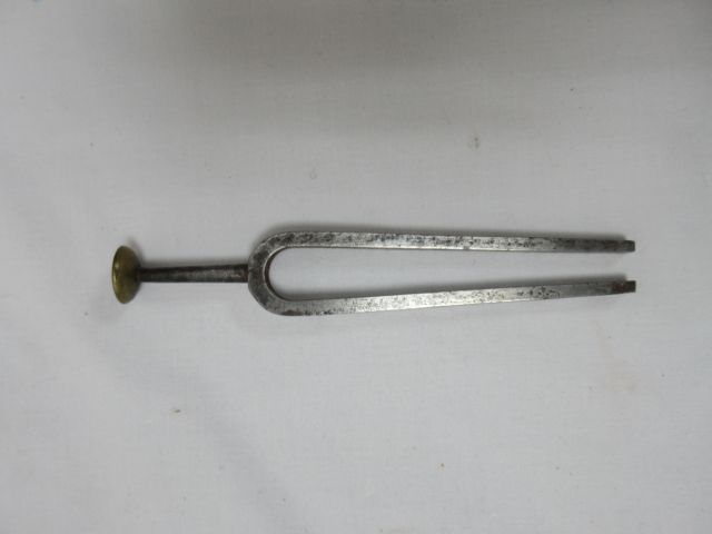 Null Stimmgabel aus Metall. 11 cm Um 1920.