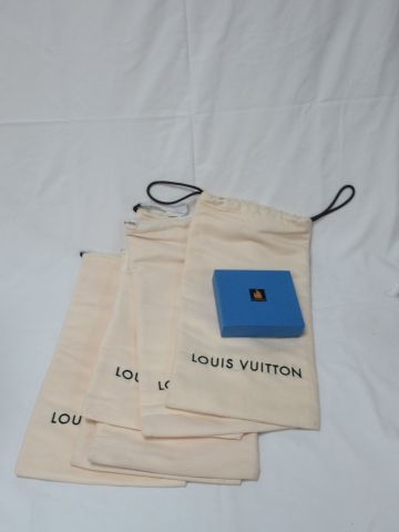 Null Lot de packagings : pochons Vuitton, boîte Lanvin, des rubans Guerlain.