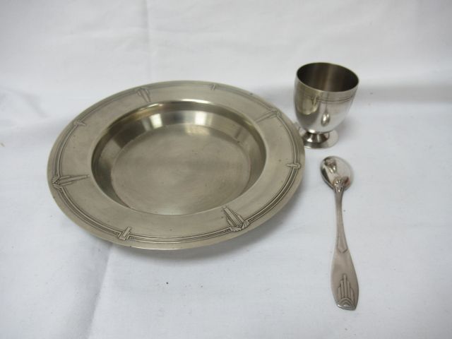 Null 镀银套装，包括一个鸡蛋杯及其勺子和一个盘子。装饰艺术。4-16厘米