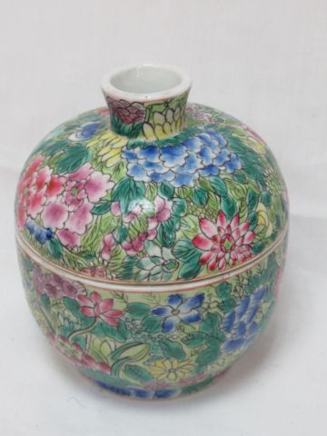 Null CHINA, covered porcelain pot with floral decoration, 15 x 12 cm.
