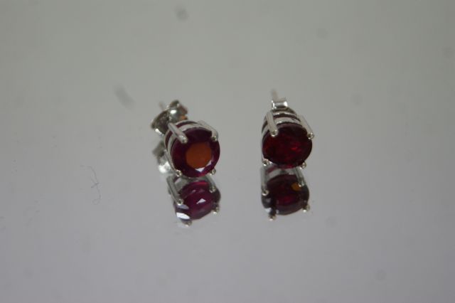 Null Pair of silver earrings set with sapphires. Gross weight : 2,01 g