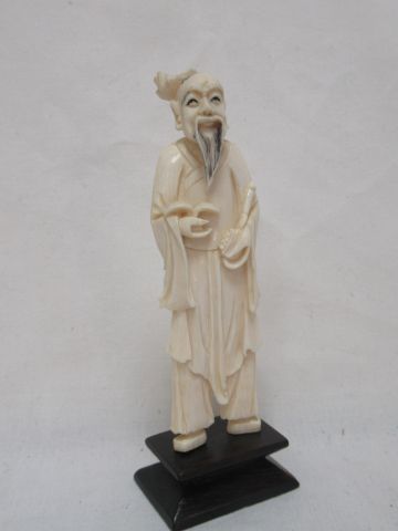 Null JAPANISCHER Elfenbein-Okimono mit einer männlichen Figur. Sockel aus Holz. &hellip;