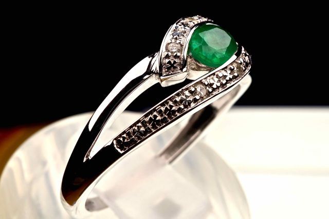 Null 18 kt yellow and white gold designer ring setting an oval Emerald certified&hellip;