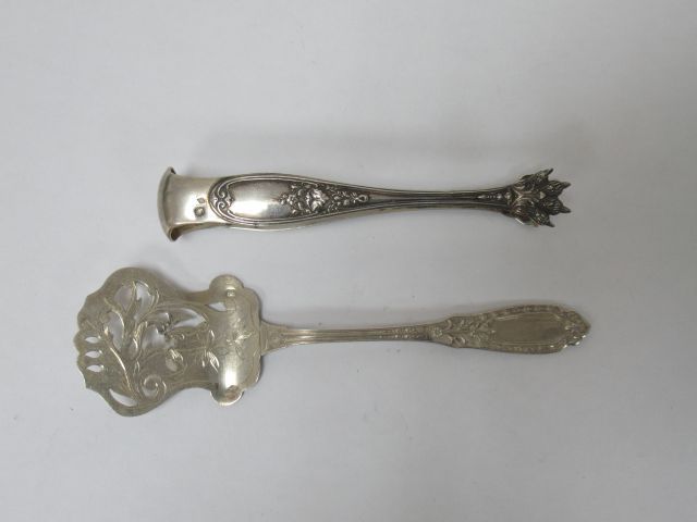 Null Silver lot, including a small sugar tongs and an hors d'oeuvres set. Louis &hellip;