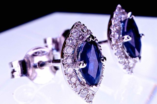 Null 18K白金耳环，镶有2颗天然榄尖形蓝宝石，每颗0.36克拉，经认证，周围有天然钻石，共0.15克拉。长度为1厘米。1.80克。带箱子和证书。