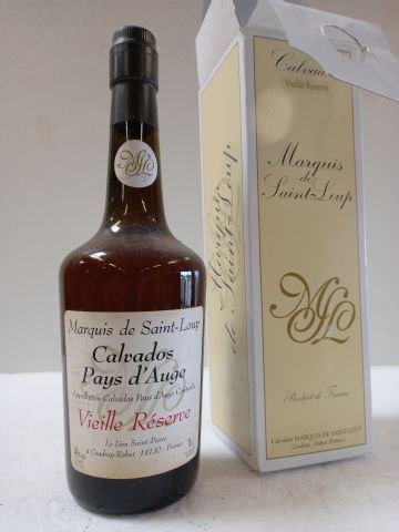 Null Sehr alte Flasche Calvados. Marquis de Saint Loup-Box. Reserve. 70cl. 40% v&hellip;