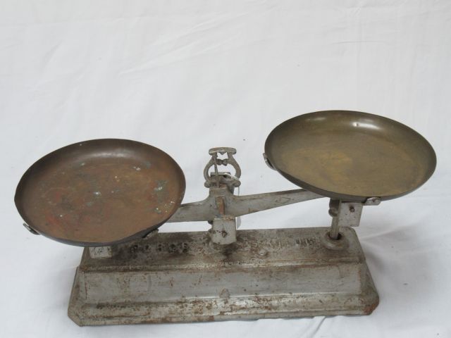Null Cast iron scale type Roberval , with its metal plates . 21 X 51 cm . Uures