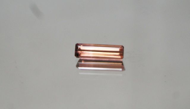 Null Beautiful pink tourmaline baguette on paper. 

Weight : 1.30 carat approx.
