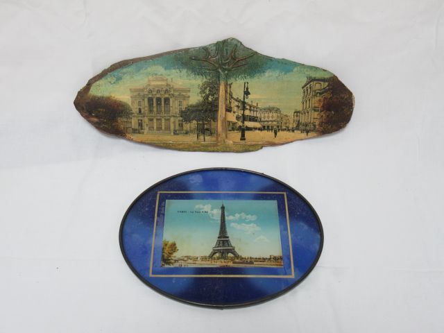 Null 拍品包括一幅木版画，展示巴黎的风景。(长度：34厘米）和一个固定在玻璃下的，展示埃菲尔铁塔的作品。