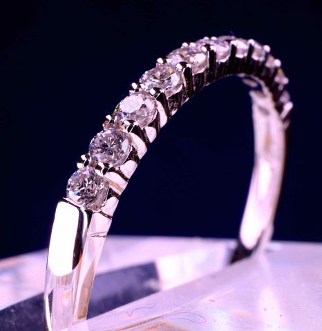 Null Mezza fede moderna in oro bianco 18 kt con 11 diamanti naturali taglio bril&hellip;