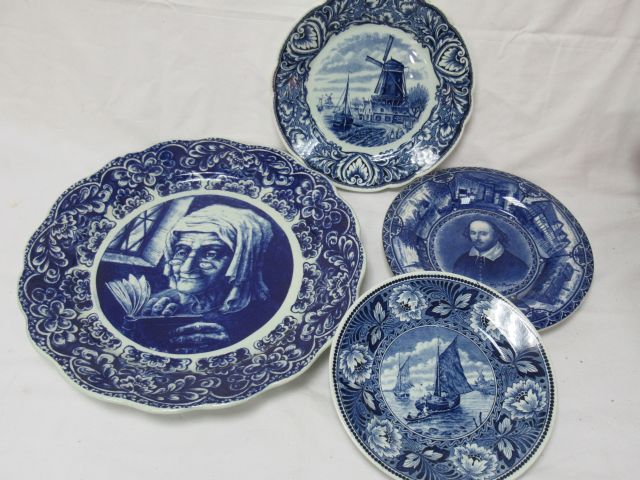 Null DELFT Earthenware lot, including a large earthenware dish, 2 plates. 21-37 &hellip;