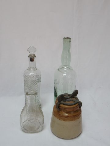 Null Werbeartikel, darunter 3 antike Flaschen aus Pressglas und ein Steingutgefä&hellip;