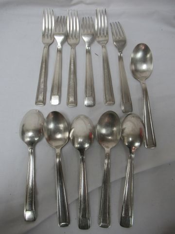 Null Suite de 6 couverts (6 fourchette et 6 cuillères) en métal argenté. Modèle &hellip;