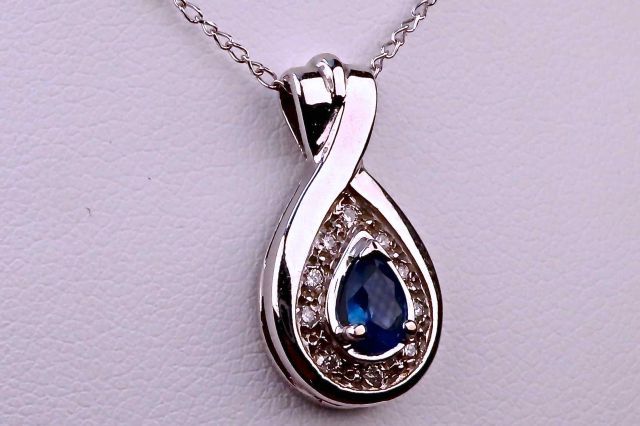 Null Necklace with pendant in 18 kt white gold of 2 cm surrounding a perfectly f&hellip;