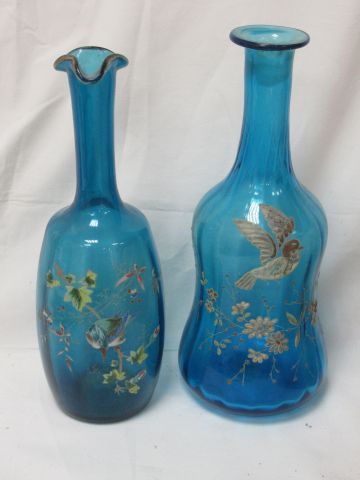 Null Un set di due decanter in vetro smaltato blu con uccelli, circa 26 cm. Into&hellip;