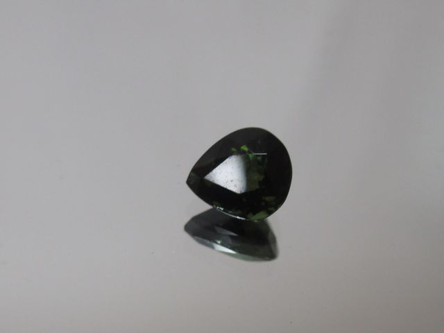 Null Tourmaline verte foncée de taille poire sur papier

Poids: 1,45 ct env