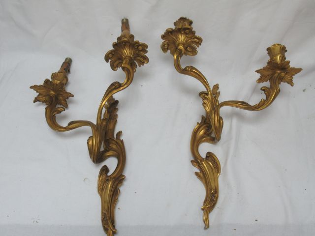 Null Ein Paar Ormolu-Wandleuchter, Modell Rocaille. Höhe: 36 cm