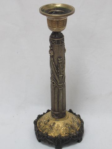 Null Bougeoir en bronze doré. Style néo-gothique. Travail du XIXe, 21 cm.