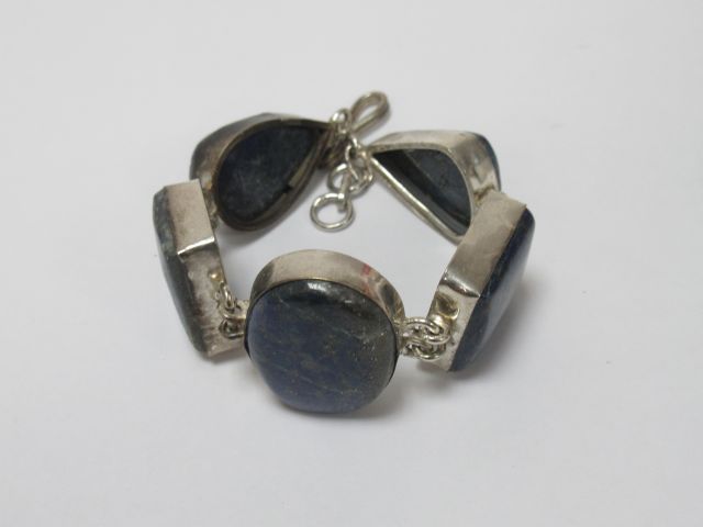 Null Bracelet en métal argenté, orné de lapis lazuli. Long.: 14 cm (ouvert)