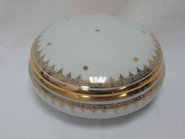 Null LIMOGES Bonbonnière en porcelaine blanche, à rehauts d'or. Diam.: 8 cm