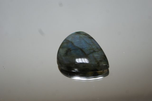 Null Labradorite, cabochon. 29 carats. With its certificate.