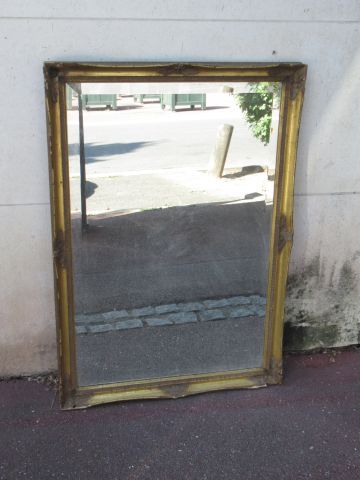Null Miroir en bois stuqué et doré. Xxe siècle. 99 x 71 cm (nombreux manques)