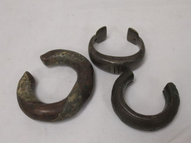 Null AFRIKA Satz von 3 Armbändern aus Bronze. 6-9 cm
