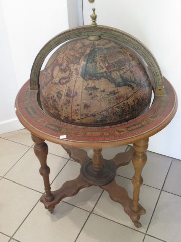 Null Important globe terrestre en bois, recouvert de papier lithographié, forman&hellip;