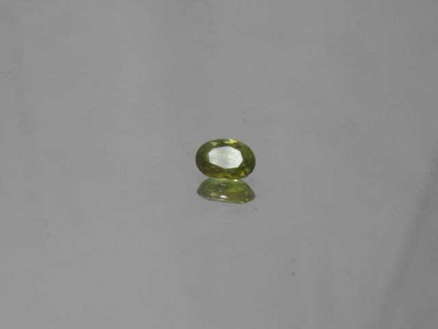 Null Sphene jaune verte de taille ovale

Poids: 1,01 ct env