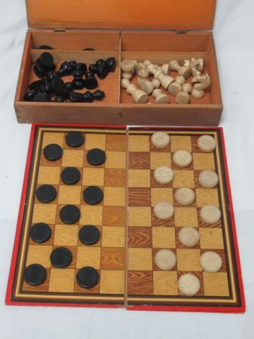 Null 国际象棋和跳棋套装，包括纸板棋盘（26 x 26厘米）和木片（3-4厘米）。约1960年。在一个木盒里。