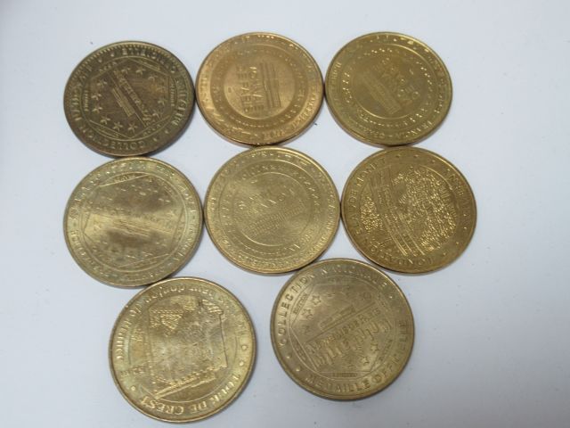 Null MONAIE DE PARIS Lote de 8 medallas en metal dorado. Diámetro: 3 cm En una b&hellip;