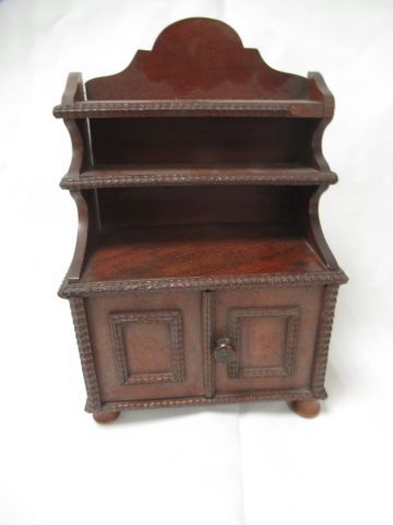 Null Muebles de madera en miniatura. Altura: 23 cm (falta)