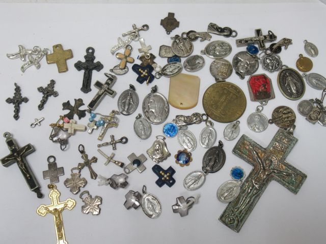 Null LITURGY Strong lot of medals in pendant cross. Some of them in silver. We j&hellip;