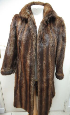 Null Manteau en fourrure et cuir. Long.: 115 cm Largeur épaules : 51 cm