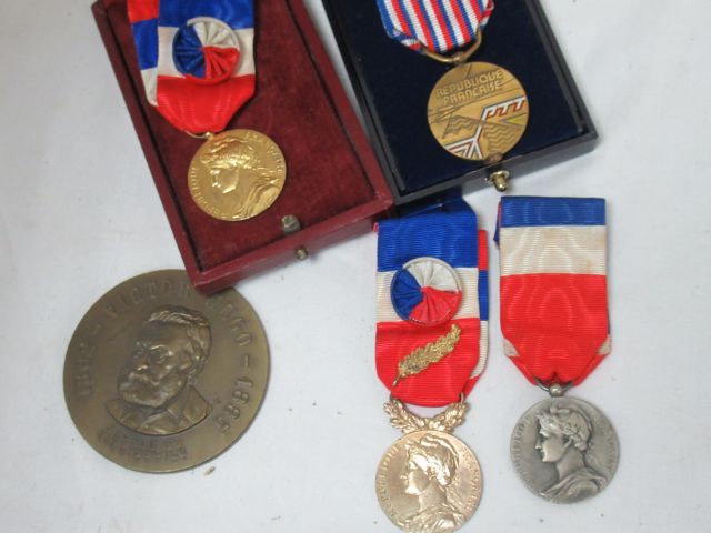 Null Lote de medallas civiles en bronce y metal. Dos de ellos en sus casos.