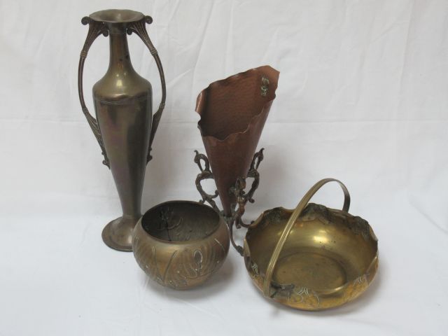 Null 一批铜器，包括一个大柱形花瓶，一个角形花瓶，一个篮子和一个花盆。从10到35厘米