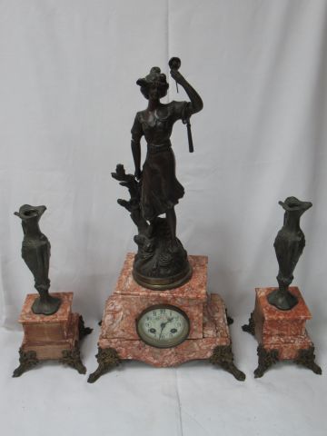 Null 大理石和红木壁炉套装，包括一个带有Iris雕塑的时钟（在Ruchot之后）和两个花瓶。身高：34-57厘米