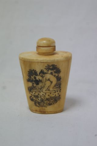 Null ASIA Bone snuffbox, decorated with erotic scenes. Height: 7 cm