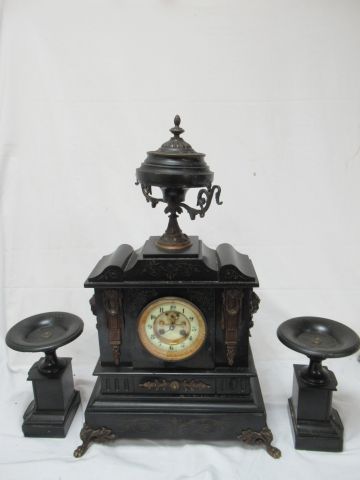 Null 黑色大理石壁炉套装，包括一个时钟，上面有一个装饰有棕色铜锈的卡索莱和一对碗。高度：61和20厘米