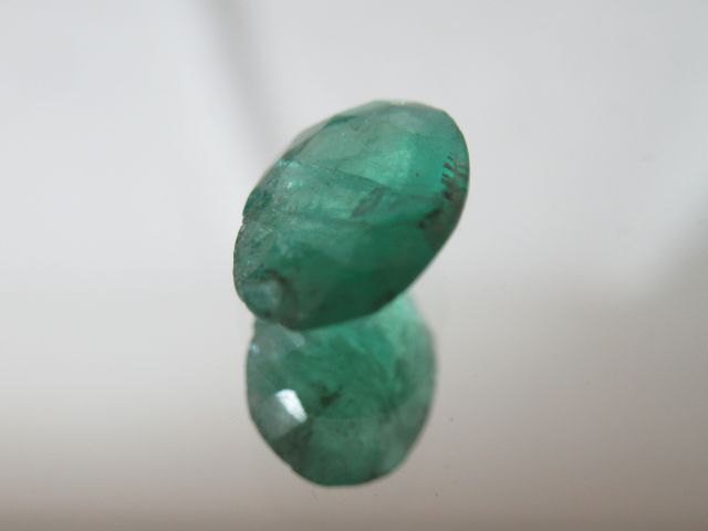 Null Emerald. Oval size. Weight : 2,11 carats. With its certificate.