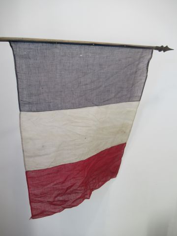 Null 木质和织物的法国国旗。19世纪。133厘米（有些洞和污点）。