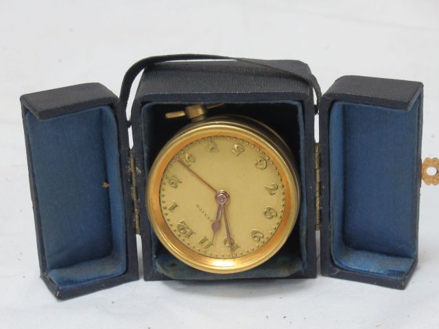 Null ZENITH Gilt metal alarm clock. (Diameter: 4,5 cm In its case.
