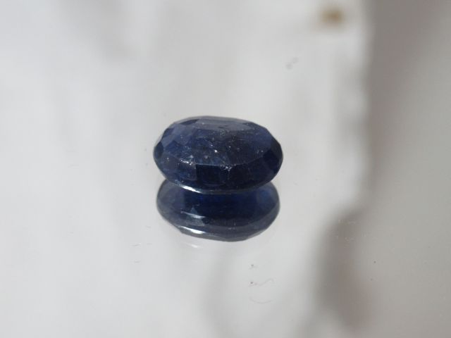 Null 蓝宝石，椭圆形切割。不透明的。重量：5.94克拉。有了它的证书。