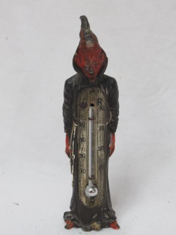 Null Thermomètre en bronze polychrome affectant la forme d'un diable. 13 cm.