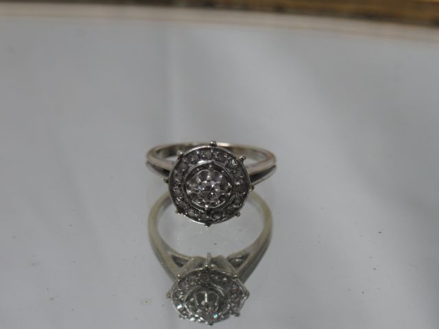 Null 18K白金戒指，镶嵌着一颗0.10克拉的钻石，周围是钻石玫瑰的铺垫。毛重：4.47 g TDD 53