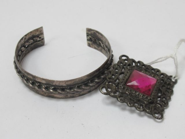 Null Lot en métal, comprenant un bracelet et une broche ornée de verroterie. 5-6&hellip;