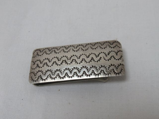 Null 镀银金属的钱夹。长：5厘米。