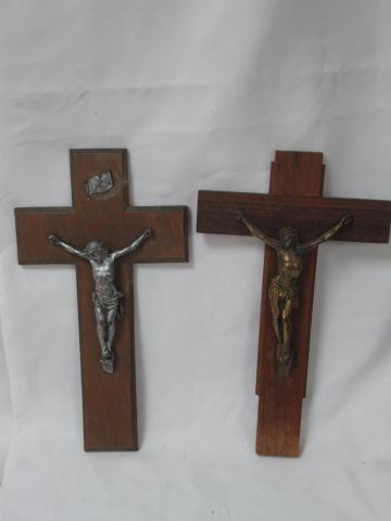 Null Lot de deux crucifix en métal et bois. 30 cm