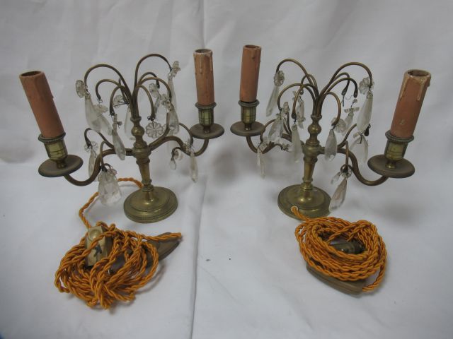 Null Pair of brass girandoles, decorated with pendants. Height: 23 cm