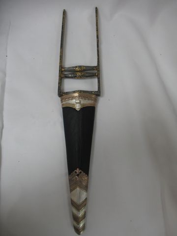 Null 印度钢制 "卡塔 "型匕首，皮鞘（修复，新皮）。19世纪。长度： 47 cm